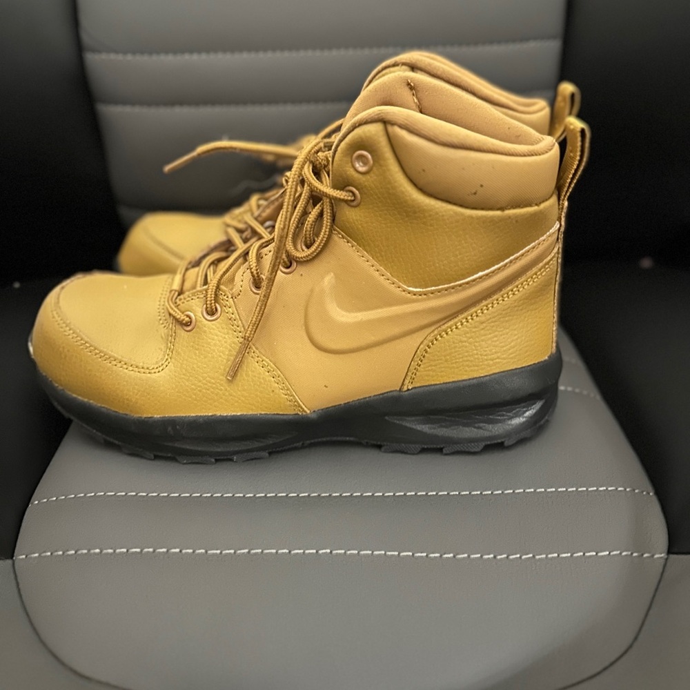 6.5 kids Nike boots
